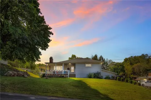 186 Chapel Dr, Ellwood City, PA 16117