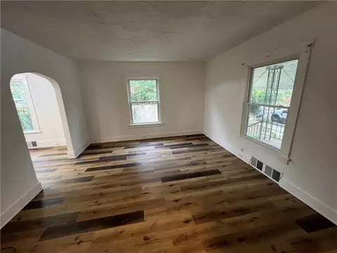 Living - 321 Hamilton Ave, Farrell, PA 16121 photo 4 of 5
