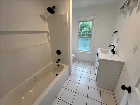 Bath - 321 Hamilton Ave, Farrell, PA 16121 photo 2 of 3
