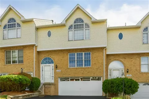 1229 Elm Dr, Oakdale, PA 15071