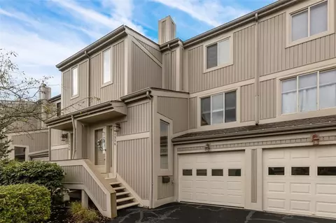 1556 Pineview Dr, Pittsburgh, PA 15241