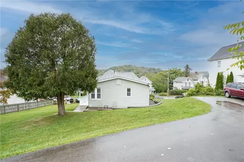 808 N 3rd St, Jeannette, PA 15644