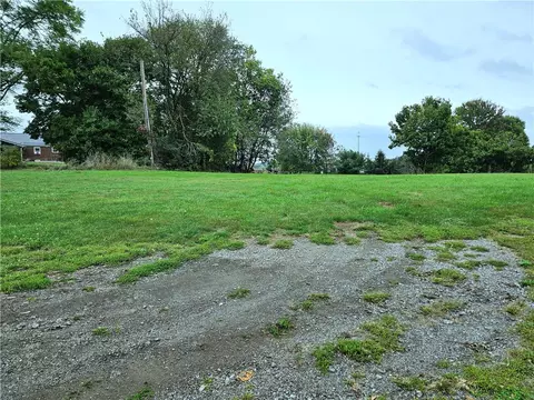 631 Tulip Dr, New Brighton, PA 15066