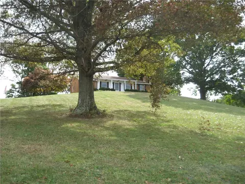 10 Curry Ln, Finleyville, PA 15332