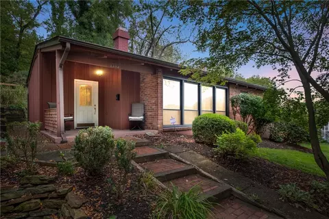 2686 Winchester Dr, Pittsburgh, PA 15220
