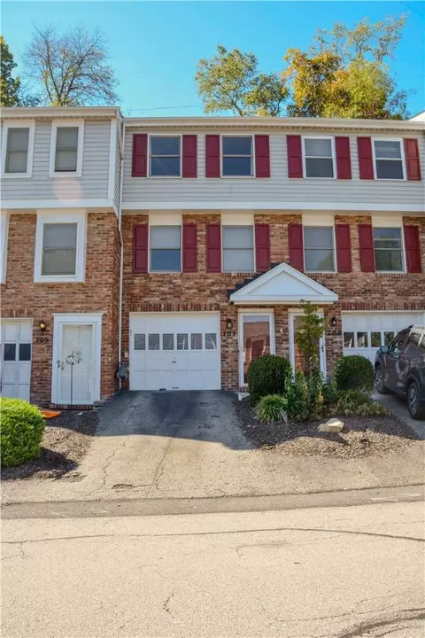707 Timberidge Dr, Bethel Park, PA 15102