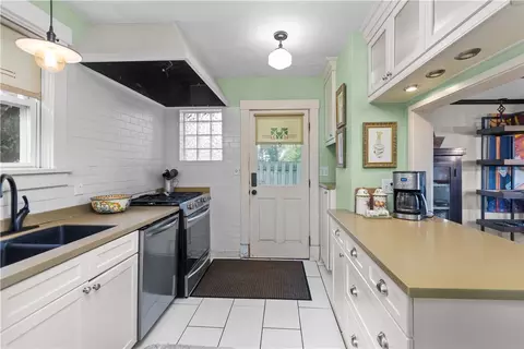 Kitchen - 3912 Franklin Rd, Pittsburgh, PA 15214 photo 2 of 4