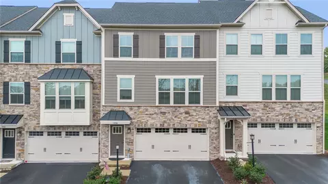 7004 Turnberry Ln, Jeannette, PA 15644