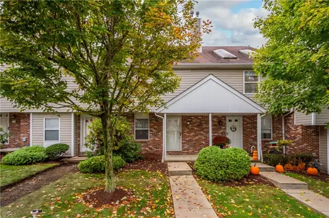 117 Old Village Ln, Bethel Park, PA 15102