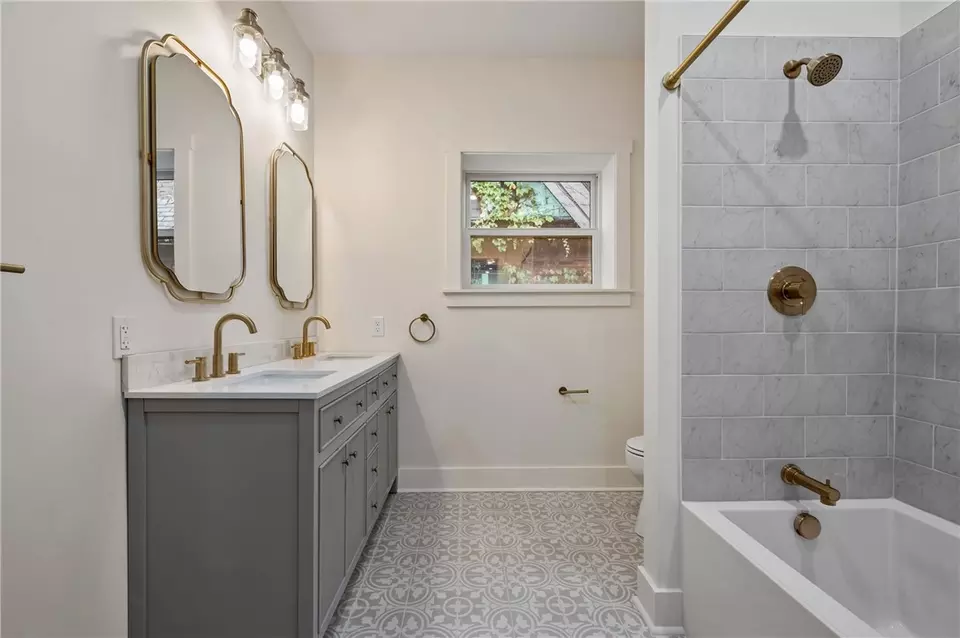 Bath - 5563 Hampton St, Pittsburgh, PA 15206 photo 2 of 4