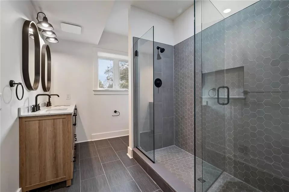 Bath - 5563 Hampton St, Pittsburgh, PA 15206 photo 3 of 4