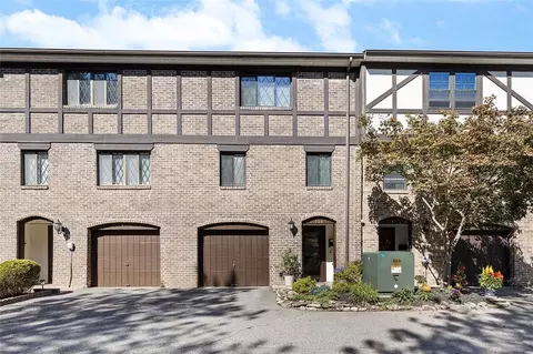 509 Newton Sq, Coraopolis, PA 15108