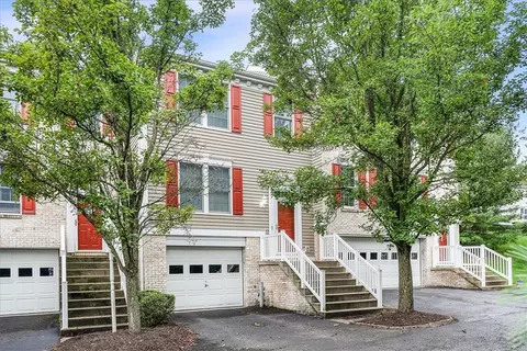 8 Castle View Dr, Mckees Rocks, PA 15136