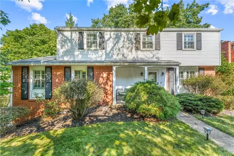 2408 E Springwood Dr, Glenshaw, PA 15116