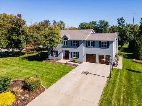 246 Iraquois Dr, New Castle, PA 16105