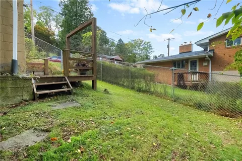 Exterior - 522 Upper Rd, Pittsburgh, PA 15228 photo 10 of 12