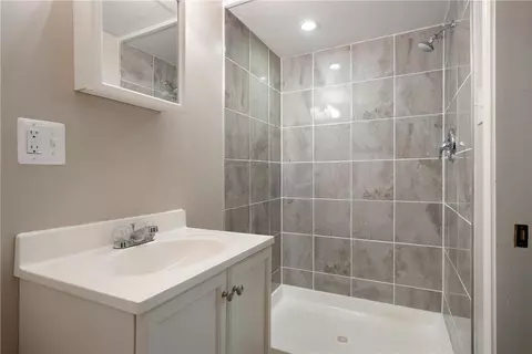 Bath - 522 Upper Rd, Pittsburgh, PA 15228 photo 3 of 3