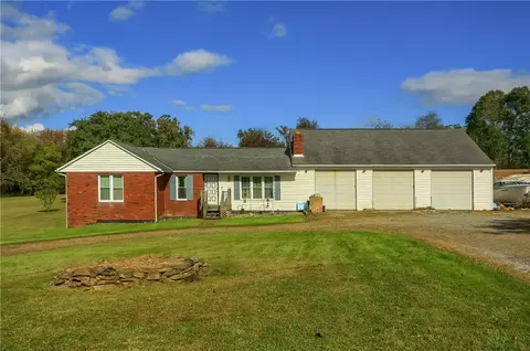 1331 Mile Hill Rd, Ellwood City, PA 16117