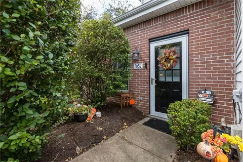 7052 Clubview Dr, Bridgeville, PA 15017
