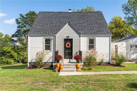 15 Crestview Dr, Mckees Rocks, PA 15136