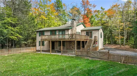 387 Peninsula Dr, Central City, PA 15926