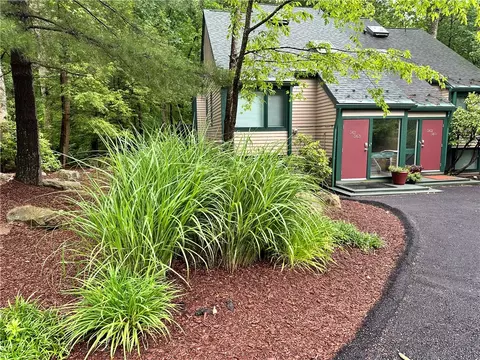 561 Laurel Pond Rd, Farmington, PA 15437