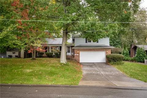 828 Cohassett Dr, Hermitage, PA 16148