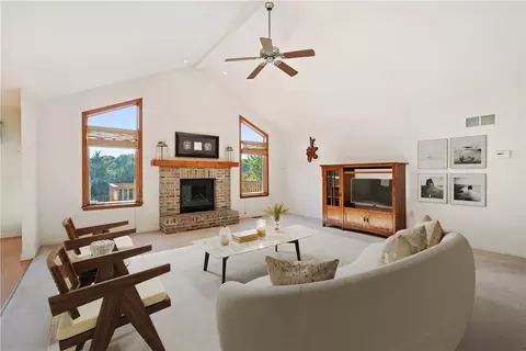 Living - 263 Arrowhead Ln, Eighty Four, PA 15330 photo 2 of 5