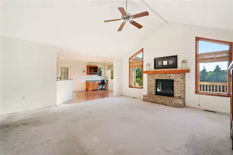 Living - 263 Arrowhead Ln, Eighty Four, PA 15330 photo 3 of 5