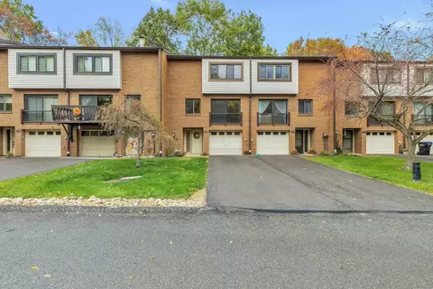 305 Springwater Ct, Coraopolis, PA 15108