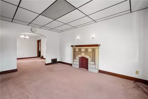 Living - 22 Coraopolis Rd, Coraopolis, PA 15108 photo 2 of 5