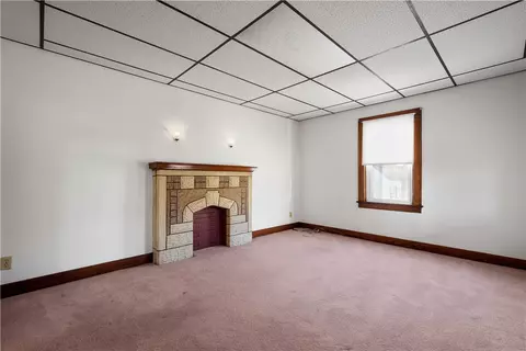 Living - 22 Coraopolis Rd, Coraopolis, PA 15108 photo 3 of 5