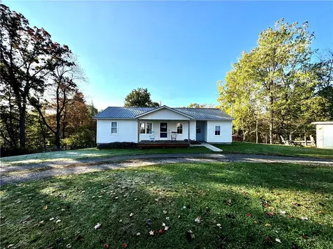 1689 Skyhill Rd, Edinburg, PA 16116