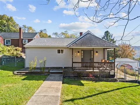436 School St, Springdale, PA 15144
