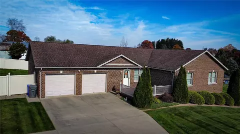 110 Belleshire Dr, Butler, PA 16001