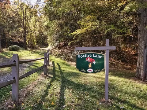 100 Foxfire Ln, Valencia, PA 16059