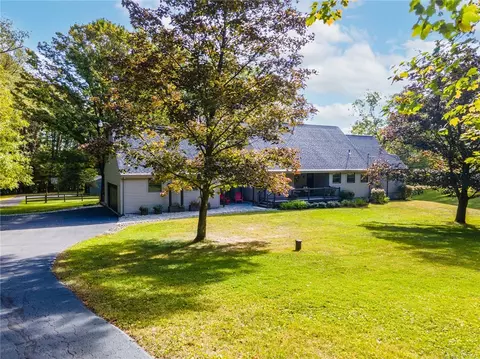 1924 Valley Rd, New Castle, PA 16105