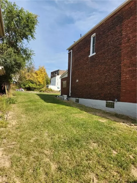 36 Chartiers Ave, Braddock, PA 15104