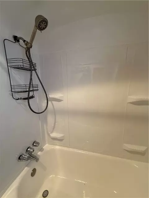 Bath - 223 Bryant St, Vandergrift, PA 15690 photo 3 of 3