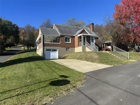 33 Bethlehem St, Fredericktown, PA 15333