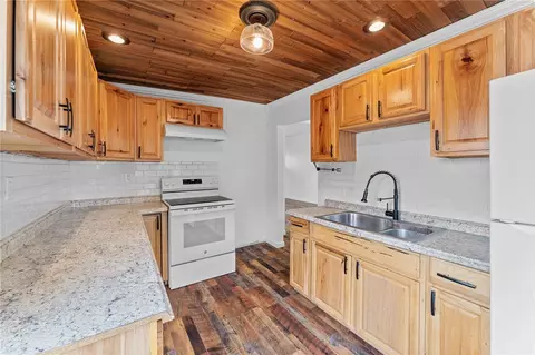 Kitchen - 734 Colonial Ave, Monaca, PA 15061 photo 3 of 4