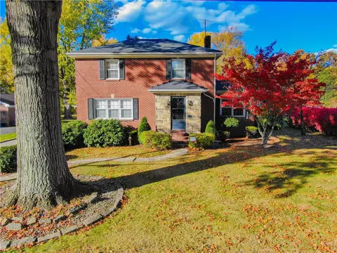 11 E Maitland Ln, New Castle, PA 16105