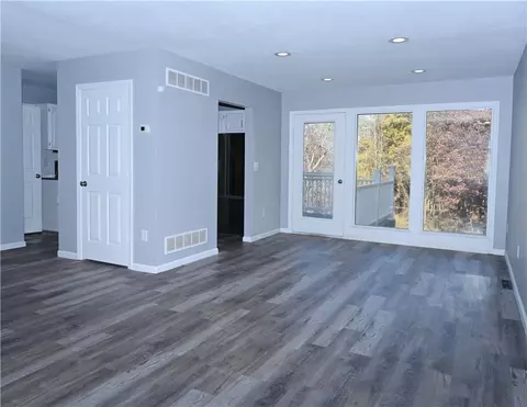 Living - 286 Todd Ln, Monaca, PA 15061 photo 3 of 5