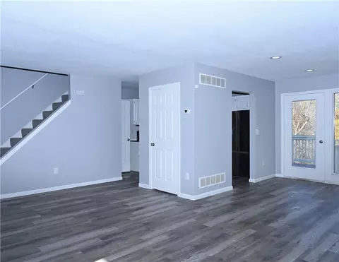 Living - 286 Todd Ln, Monaca, PA 15061 photo 2 of 5