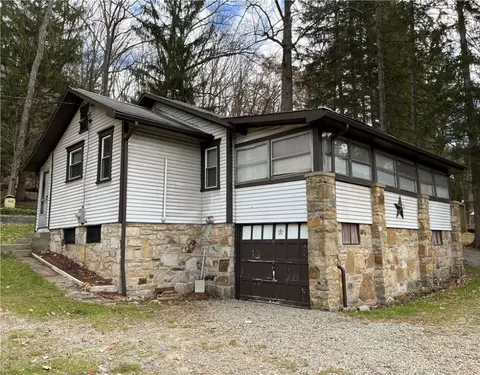 141 W Laurel Dr, Rockwood, PA 15557