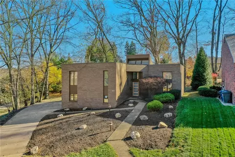 251 Twin Hills Dr, Pittsburgh, PA 15216