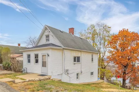 97 Charles St, Washington, PA 15301