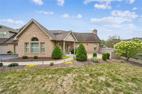 308 Village Green Dr, Canonsburg, PA 15317