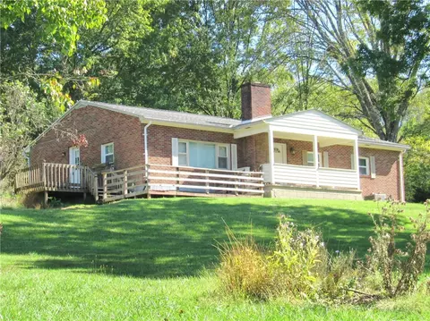 198 Horseshoe Dr, Freeport, PA 16229