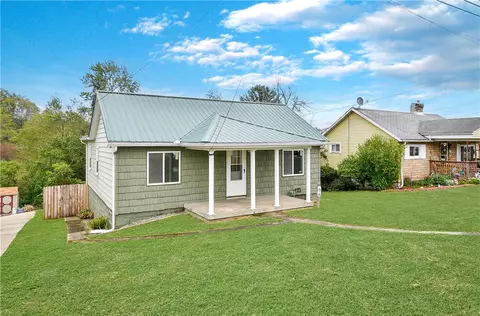 66 Chestnut St, Ellsworth, PA 15331